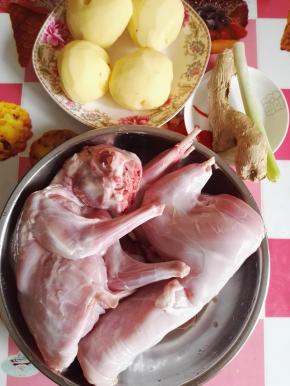 1、原料：兔肉、土豆、葱和姜。