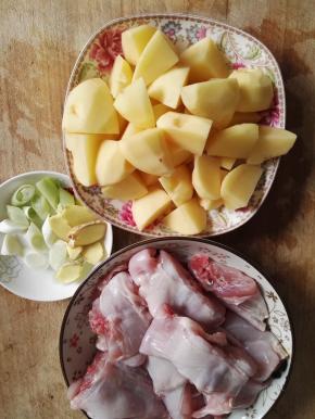 2、兔肉切块，土豆切块，姜切片，葱切段。