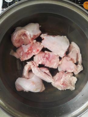 3、锅中倒入清水，兔肉凉水下锅焯一下，撇出血沫后捞出兔肉。