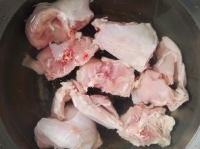 3、锅中倒入清水，兔肉凉水下锅焯一下，撇出血沫后捞出兔肉。