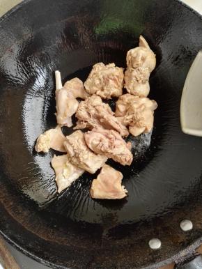 4、另起一炒锅，倒入食用油，油热后，下入兔肉煸炒。