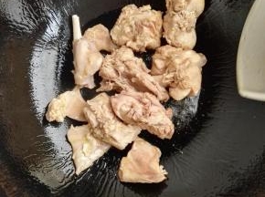 4、另起一炒锅，倒入食用油，油热后，下入兔肉煸炒。