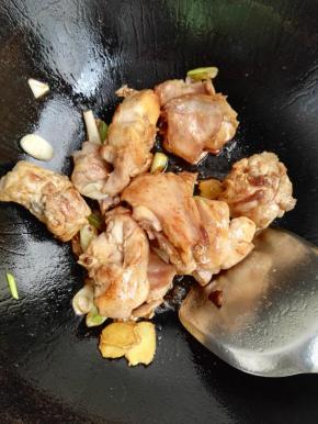 6、烹入料酒和生抽，翻炒出香味。