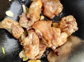 6、烹入料酒和生抽，翻炒出香味。