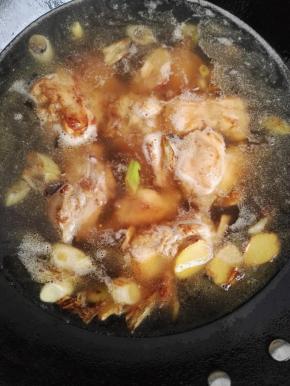 7、加入热水没过兔肉。