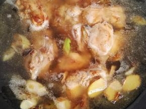 7、加入热水没过兔肉。