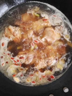 8、加入黄芪和枸杞，大火烧开，小火慢炖。