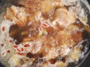 8、加入黄芪和枸杞，大火烧开，小火慢炖。