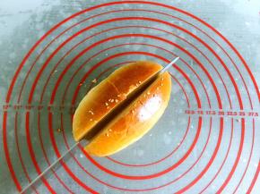 放凉后的热狗胚从中间切开，不要切断。