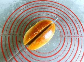 放凉后的热狗胚从中间切开，不要切断。