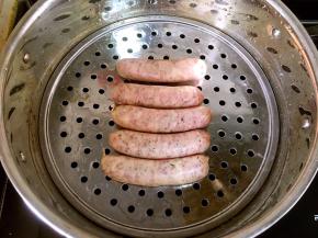 珍妮珍馐香肠提前蒸熟晾凉。