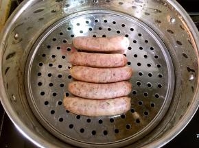 珍妮珍馐香肠提前蒸熟晾凉。