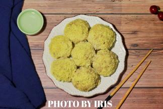 蒸好的丸子如图，我做的太大了，所以拍出来不精致，做的时候可以把丸子弄的小一点吃着方便也更好看。