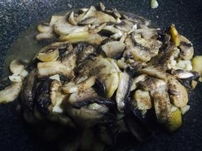 炒至口蘑出汁，加入黑胡椒粉