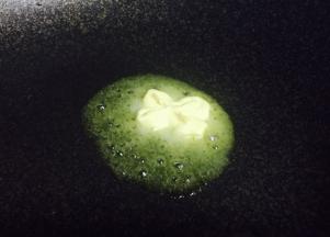 开火，锅内加入黄油