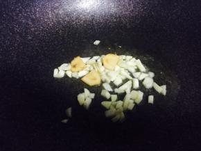 黄油融化，加入姜蒜，炒出香味