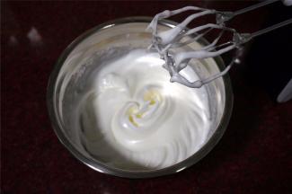 4个蛋白加入几滴柠檬汁后打至起粗泡，然后分三次加入65克木糖醇，打发至硬性发泡。