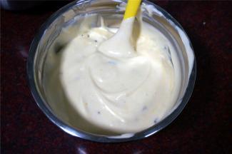 将蛋白糊与蛋黄糊切拌混合成蓬松而又顺滑的蛋糕糊。