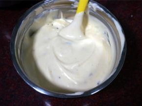 将蛋白糊与蛋黄糊切拌混合成蓬松而又顺滑的蛋糕糊。