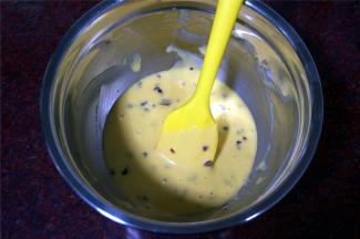 4个蛋黄，牛奶，玉米油拌均匀后筛入低筋粉，然后拌至顺滑无颗粒的状态，再加入切碎的蔓越莓，拌均匀。