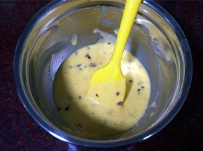 4个蛋黄，牛奶，玉米油拌均匀后筛入低筋粉，然后拌至顺滑无颗粒的状态，再加入切碎的蔓越莓，拌均匀。