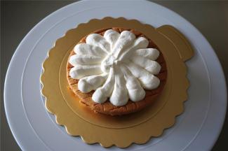 将打好的淡奶油装入裱花袋，然后在蛋糕体表面挤出放射性的条状，如图。