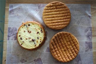 出炉后倒扣冷却备用。这个时候将淡奶油打发。200克淡奶油加入20克木糖醇，打至硬性发泡。