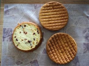 出炉后倒扣冷却备用。这个时候将淡奶油打发。200克淡奶油加入20克木糖醇，打至硬性发泡。