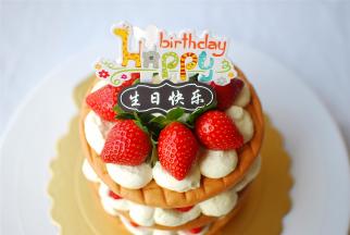 最后用整个草莓，以及巧克力片装饰即可。