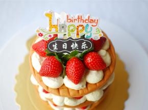 最后用整个草莓，以及巧克力片装饰即可。