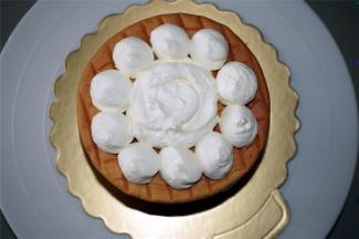 表层蛋糕体挤出大圆球淡奶油，中间填上所有剩余的淡奶油。