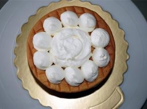 表层蛋糕体挤出大圆球淡奶油，中间填上所有剩余的淡奶油。