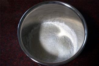 将白砂糖和粘米粉混合。