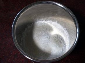 将白砂糖和粘米粉混合。