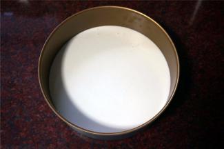 将酵母水倒入步骤1中，搅拌至混合物完全融合成无颗粒状态，然后倒入到7寸的固底模具中（什么固底模具都可以）。