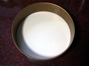 将酵母水倒入步骤1中，搅拌至混合物完全融合成无颗粒状态，然后倒入到7寸的固底模具中（什么固底模具都可以）。