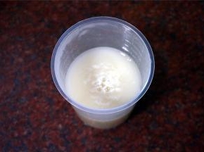 用150克温开水溶解酵母。