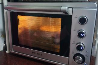 盖上保鲜膜，放入烤箱，用酸奶发酵程序，发酵5个小时。烤箱里放几杯热水增加湿度。