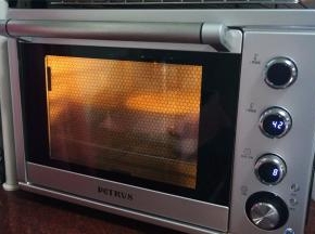 盖上保鲜膜，放入烤箱，用酸奶发酵程序，发酵5个小时。烤箱里放几杯热水增加湿度。