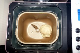 面团揉光滑后，启动发酵程序。