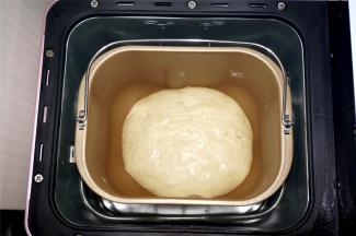 发酵至两倍大即可，取出并充分排气。这个过程大概需要90分钟。