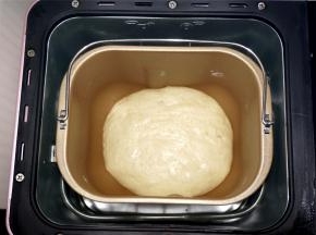 发酵至两倍大即可，取出并充分排气。这个过程大概需要90分钟。