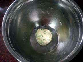 接着制作香葱油酥皮：将玉米淀粉，隔水融化了的黄油，盐，香葱碎混合揉成团。
