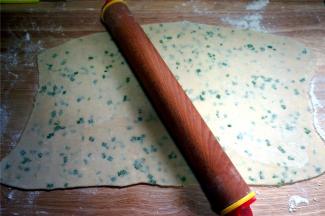 将混合面团多次擀压并对折，大概重复3次，然后擀成2毫米厚的面片。