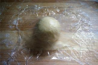 滚圆后，盖上保鲜膜，静置松弛15分钟。