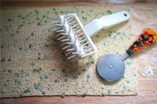 给面片刺上小孔，尽量多刺一些小孔。