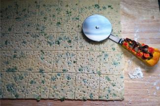 用披萨刀将面片分成小方块。