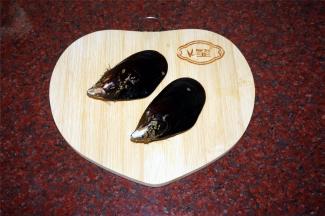 青口擦洗后，尽量清理干净表面的异物。