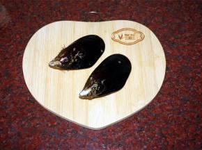 青口擦洗后，尽量清理干净表面的异物。