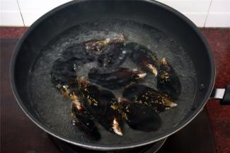 锅里加入清水，放入生姜，大火烧开后倒入青口，将青口煮开口即可。